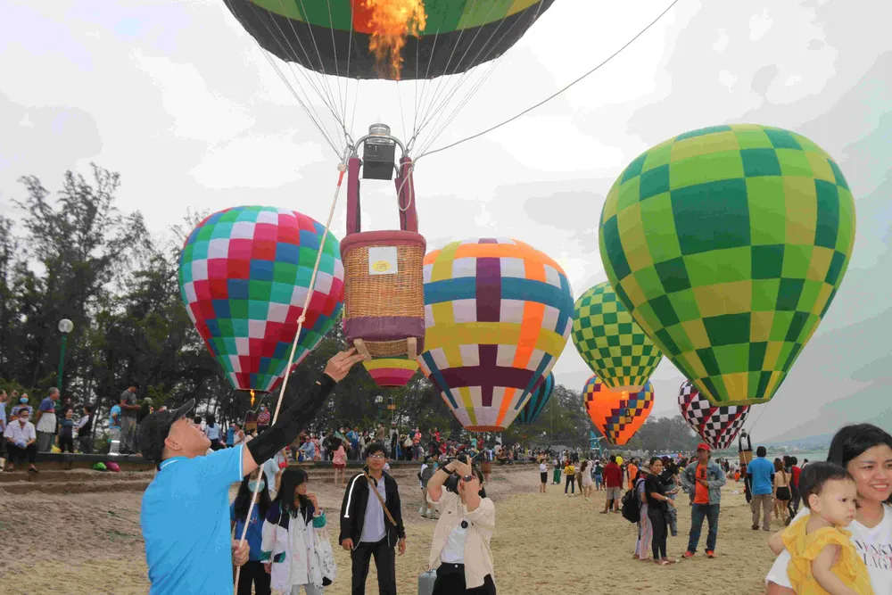 Lạ lẫm, thích thú, ngoạn mục là những cảm giác mà người dân, du khách cảm thấy khi tham dự chương trình Lạ lẫm, thích thú, ngoạn mục là những cảm giác mà người dân, du khách cảm thấy khi tham dự chương trình