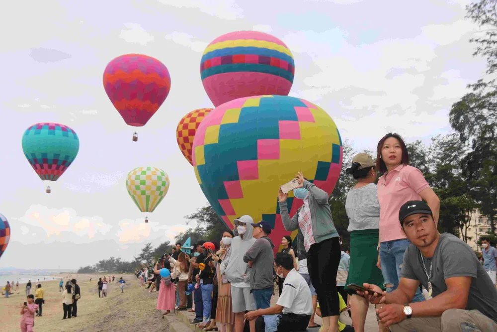 Hàng ngàn người dân và du khách đến bãi biển Đồi Dương để tham gia Ngày hội khinh khí cầu Hàng ngàn người dân và du khách đến bãi biển Đồi Dương để tham gia Ngày hội khinh khí cầu