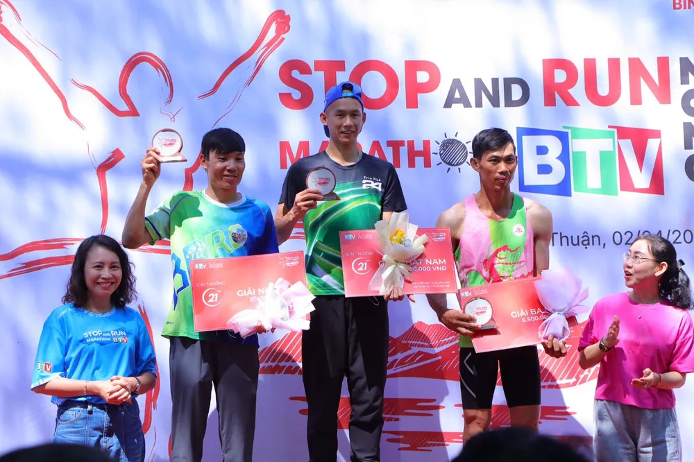 Trao giải cho các vận động viên nam tham gia giải Trao giải cho các vận động viên nam tham gia giải