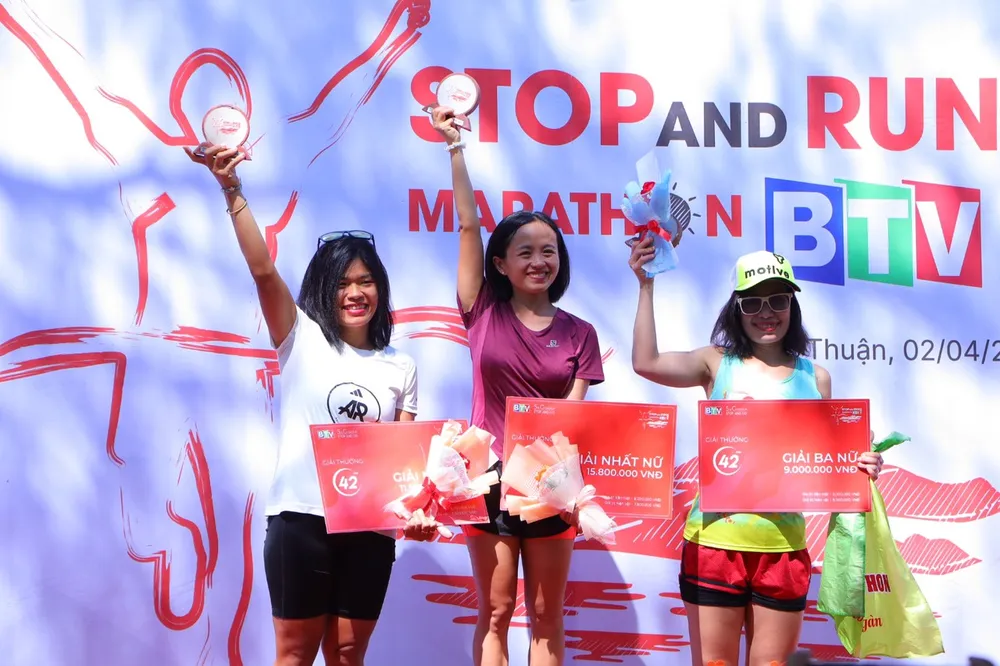 Trao giải cho các vận động viên nữ tham gia cự ly 42km Trao giải cho các vận động viên nữ tham gia cự ly 42km