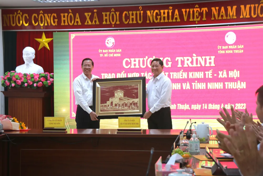 Chủ tịch UBND TPHCM Phan Văn Mãi và Chủ tịch UBND tỉnh Ninh Thuận Trần Quốc Nam trao quà lưu niệm Chủ tịch UBND TPHCM Phan Văn Mãi và Chủ tịch UBND tỉnh Ninh Thuận Trần Quốc Nam trao quà lưu niệm