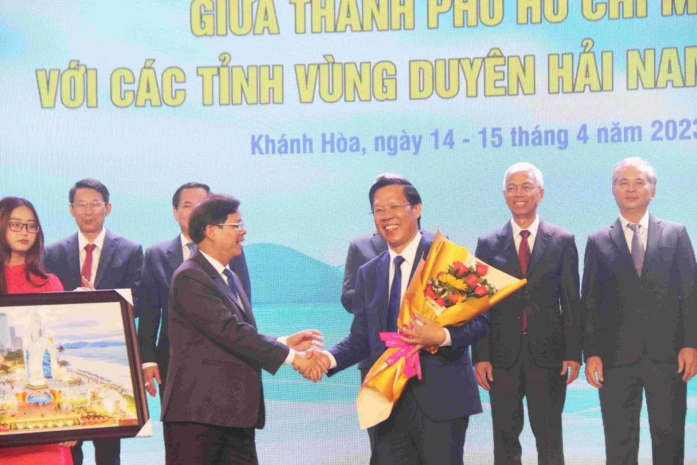 Chủ tịch UBND TPHCM Phan Văn Mãi nhận hoa chúc mừng từ lãnh đạo UBND tỉnh Khánh Hòa