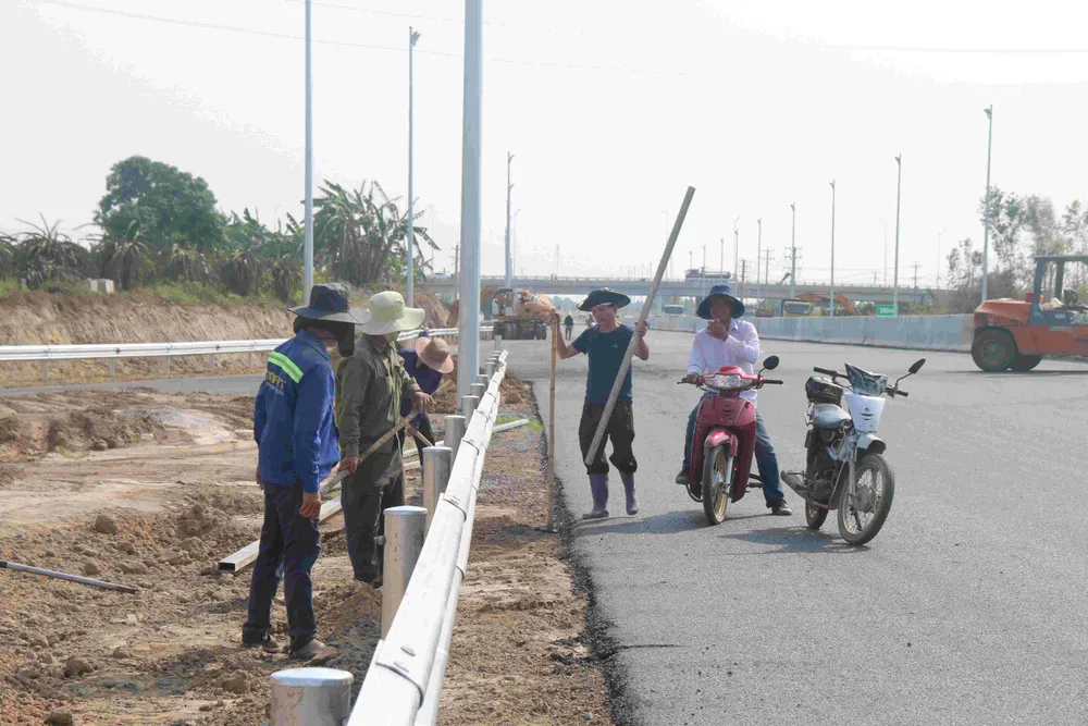 Nhiều hạng mục tuyến cao tốc Phan Thiết - Dầu Giây chưa hoàn thiện