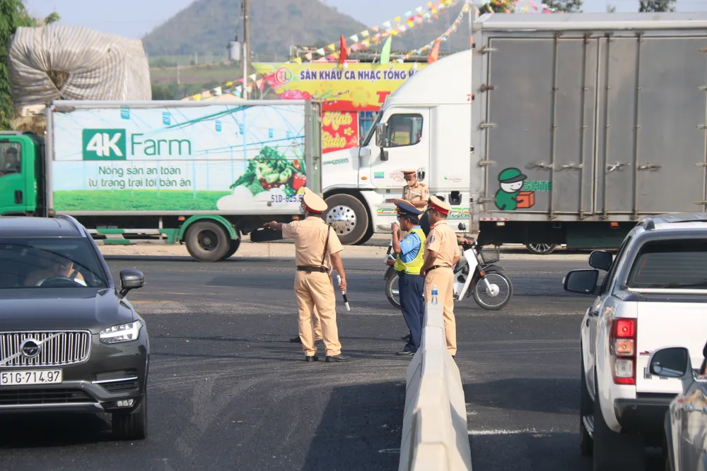 Lực lượng cảnh sát giao thông tham gia điều tiết giao thông Lực lượng cảnh sát giao thông tham gia điều tiết giao thông