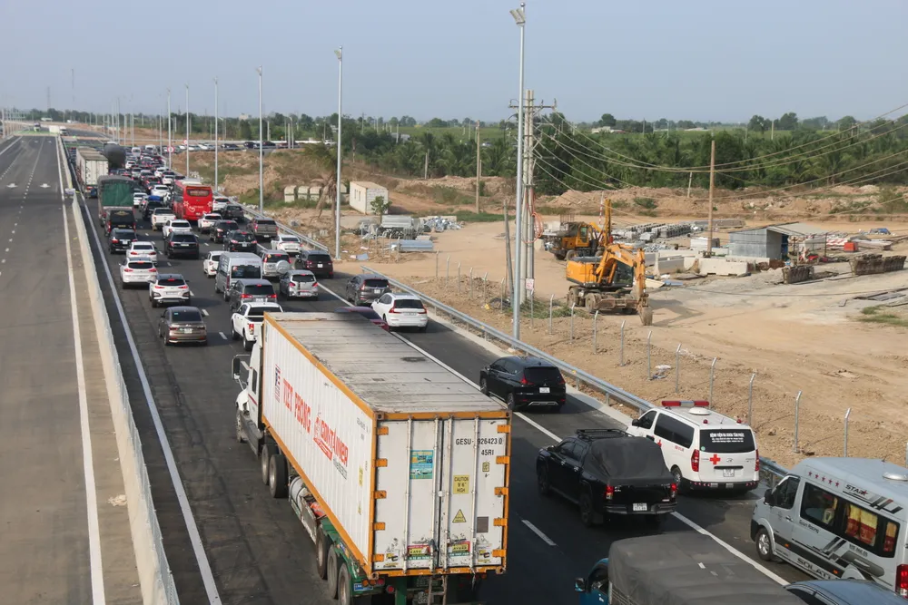 Xe cứu thương dù đã bật tín hiệu nhưng rất khó khăn để thoát ra khỏi khu vực đang bị ùn ứ Xe cứu thương dù đã bật tín hiệu nhưng rất khó khăn để thoát ra khỏi khu vực đang bị ùn ứ