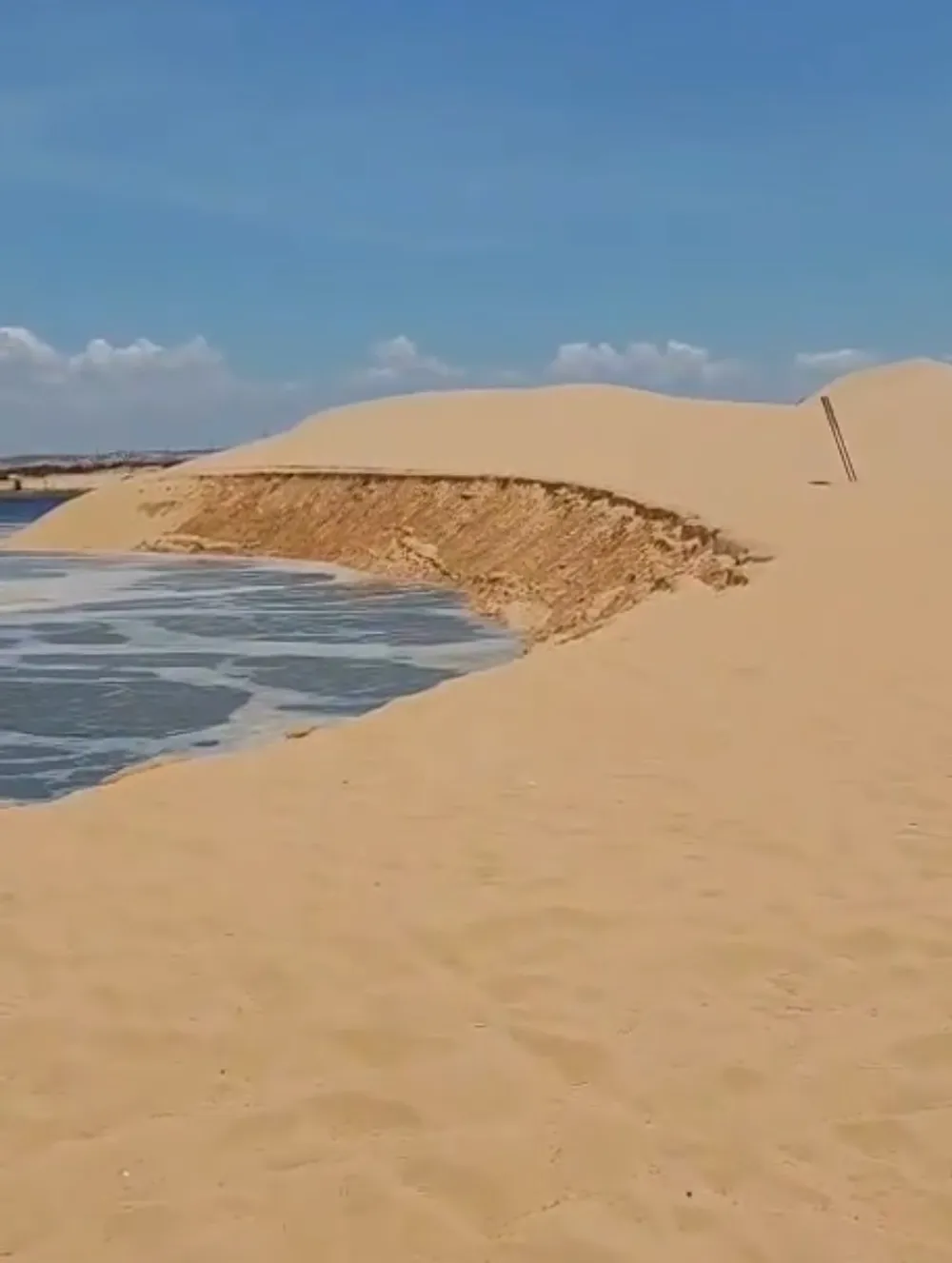 Khu vực sạt lở kéo dài 70-80m, sâu vào đồi cát khoảng 25m Khu vực sạt lở kéo dài 70-80m, sâu vào đồi cát khoảng 25m