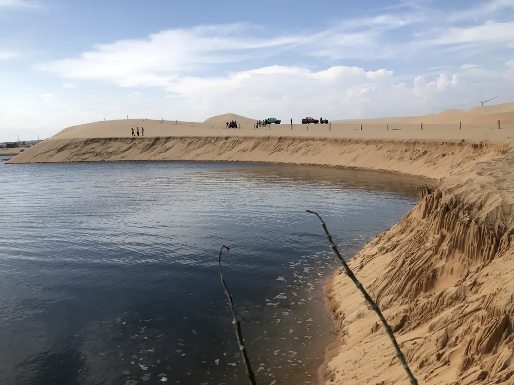 Toàn cảnh đồi cát Bàu Trắng, hay còn gọi là đồi cát Trinh Nữ bị sụp, lún Toàn cảnh đồi cát Bàu Trắng, hay còn gọi là đồi cát Trinh Nữ bị sụp, lún