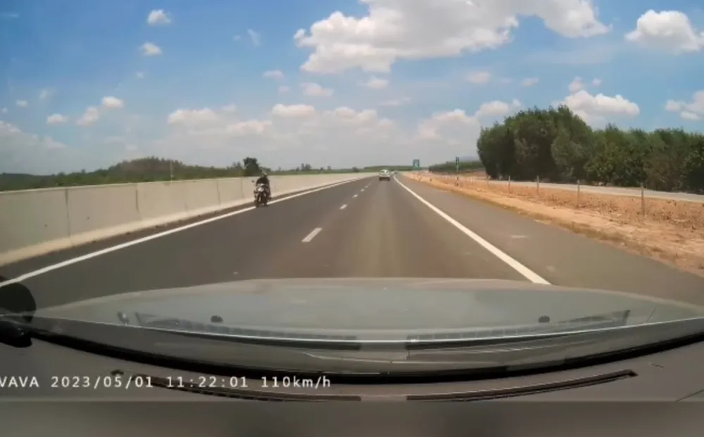 Xe máy đi ngược chiều trên cao tốc Phan Thiết - Dầu Giây được camera hành trình ghi lại Xe máy đi ngược chiều trên cao tốc Phan Thiết - Dầu Giây được camera hành trình ghi lại