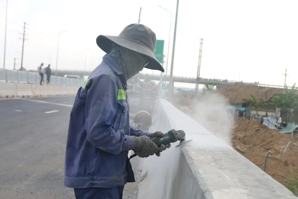 Công nhân mài cạnh hộ lan Công nhân mài cạnh hộ lan