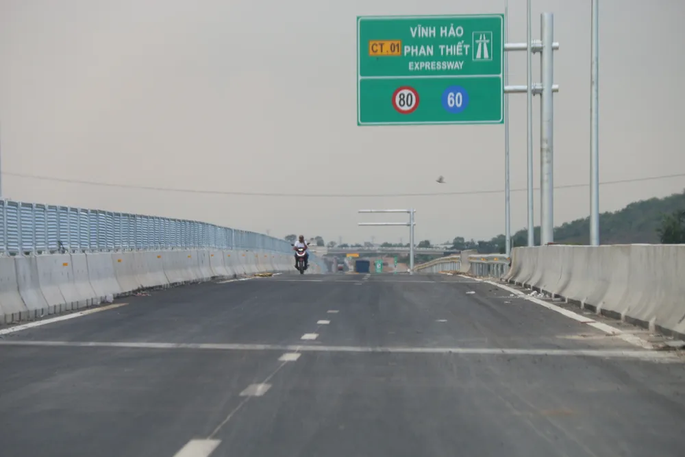 Cao tốc Vĩnh Hảo - Phan Thiết đã cơ bản hoàn thiện tuyến chính, sẵn sàng thông xe vào sáng 19-5