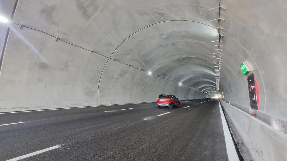 Phương tiện lưu thông qua hầm Dốc Sạn dài 1,5km trên cao tốc Cam Lâm - Nha Trang