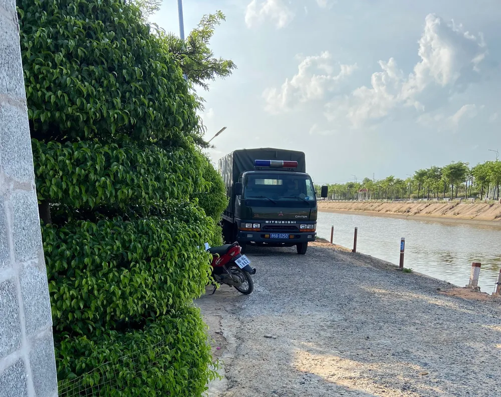 Xe chuyên dụng của lực lượng công an có mặt trước căn nhà của "Thảo Lụi" Xe chuyên dụng của lực lượng công an có mặt trước căn nhà của "Thảo Lụi"