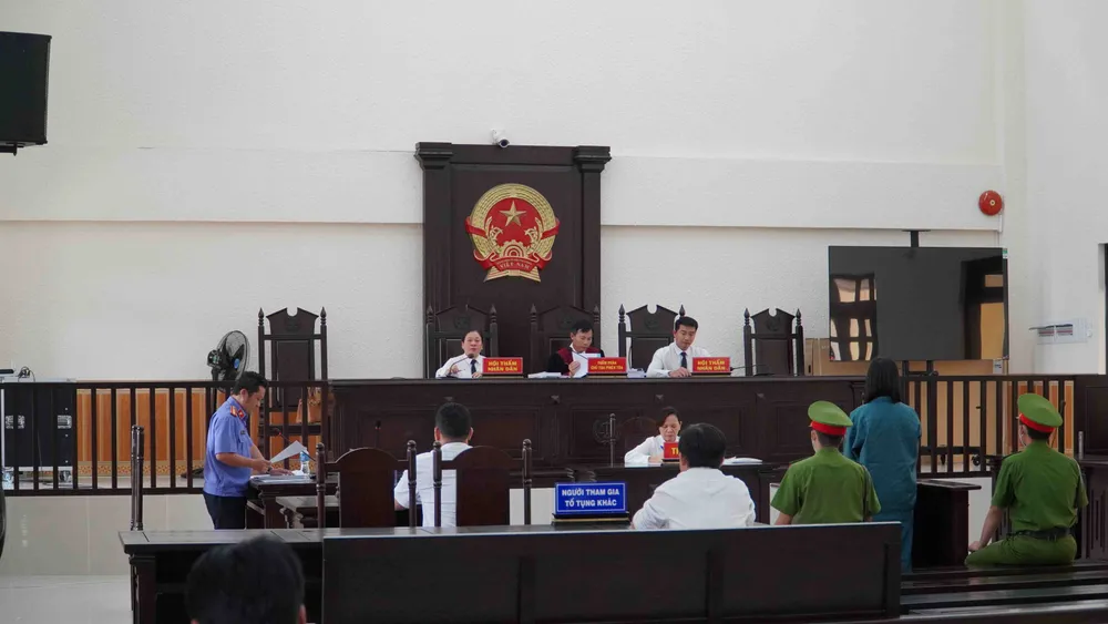 Toàn cảnh phiên tòa xét xử &quot;Hotgirl Tina Dương&quot;