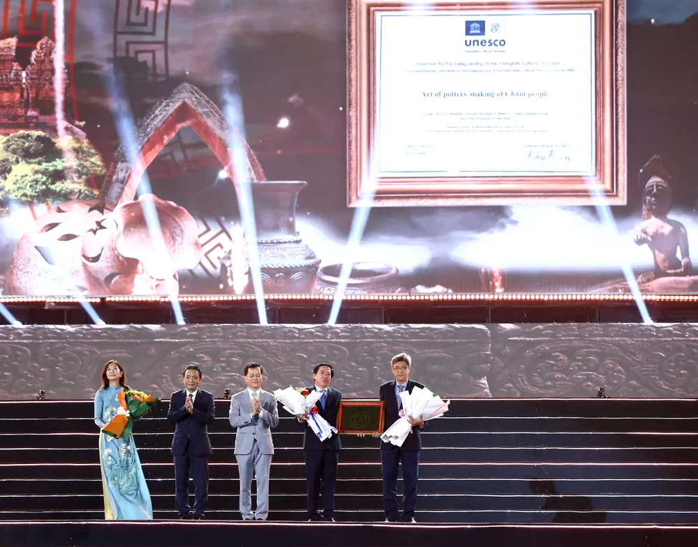 Đại diện tổ chức UNESCO và Bộ VH-TT-DL trao bằng ghi danh “Nghệ thuật làm gốm của người Chăm vào Danh sách di sản văn hóa phi vật thể cần bảo vệ khẩn cấp” cho đại diện 2 tỉnh Ninh Thuận và Bình Thuận Đại diện tổ chức UNESCO và Bộ VH-TT-DL trao bằng ghi danh “Nghệ thuật làm gốm của người Chăm vào Danh sách di sản văn hóa phi vật thể cần bảo vệ khẩn cấp” cho đại diện 2 tỉnh Ninh Thuận và Bình Thuận