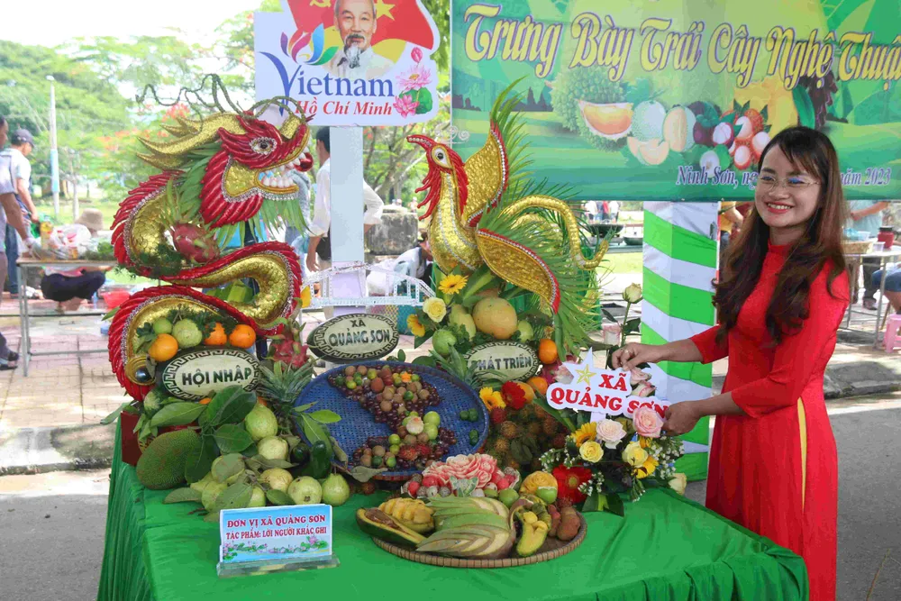 Lễ hội còn diễn ra cuộc thi trưng bày trái cây nghệ thuật của các xã trong huyện Ninh Sơn