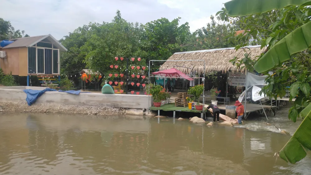 Khu sinh thái nhà vườn Tiến Đạt xây nhiều công trình không phép, lấn dòng chảy sông Cái