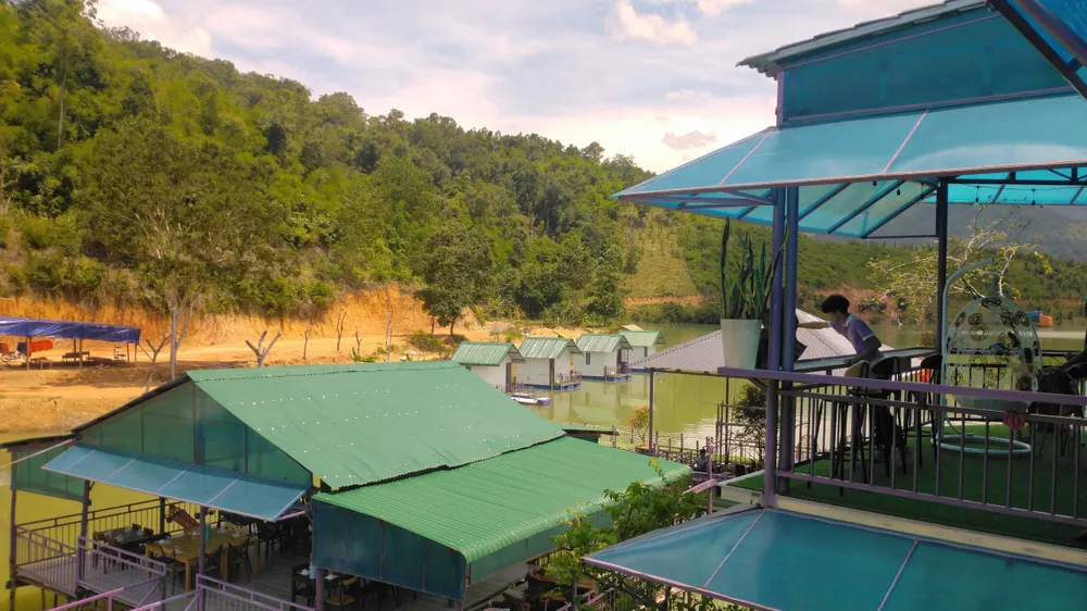 Khu du lịch không phép hoạt động giữa lòng hồ thủy điện