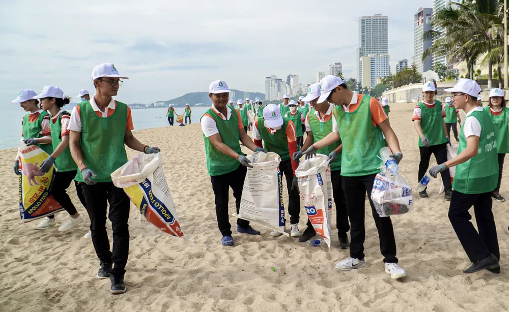 Hàng trăm người dọn rác trên bãi biển Nha Trang ngay sau lễ phát động