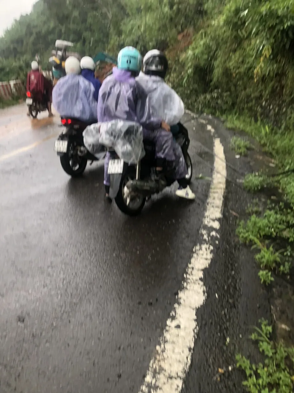 Hiện các phương tiện chưa thể lưu thông trên Quốc lộ 55 đoạn qua xã Đa Mi, huyện Hàm Thuận Bắc, tỉnh Bình Thuận Hiện các phương tiện chưa thể lưu thông trên Quốc lộ 55 đoạn qua xã Đa Mi, huyện Hàm Thuận Bắc, tỉnh Bình Thuận