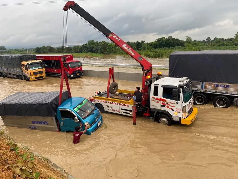 Sự cố ngập đoạn cao tốc Phan Thiết - Dầu Giây hôm 29-7 Sự cố ngập đoạn cao tốc Phan Thiết - Dầu Giây hôm 29-7