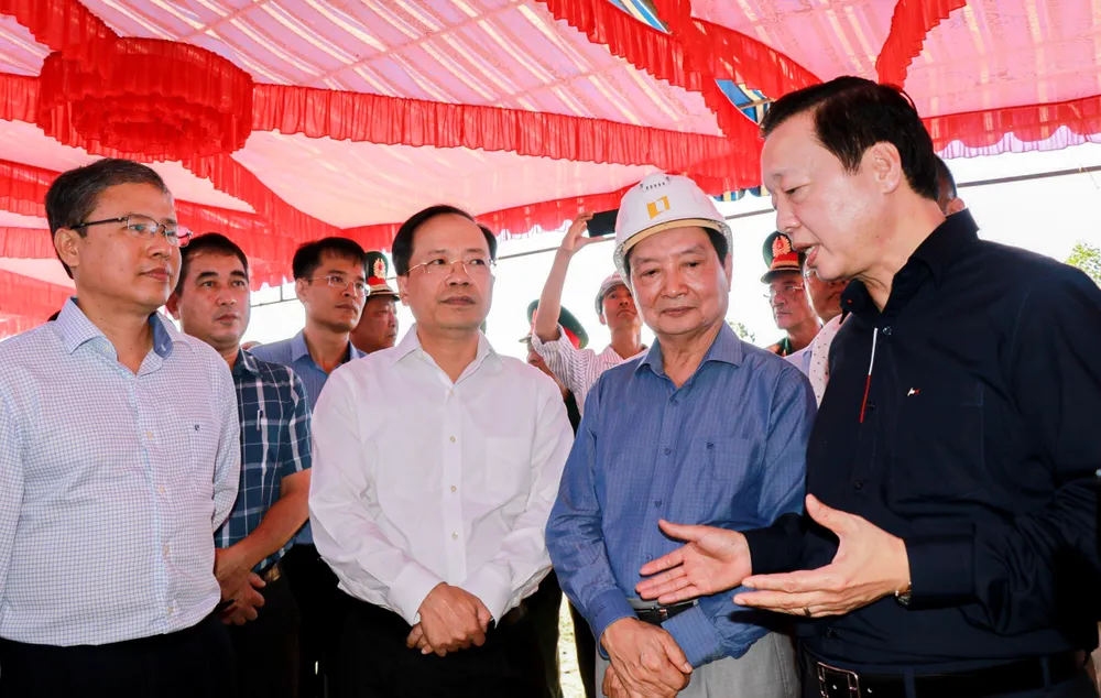 Phó Thủ tướng Trần Hồng Hà kiểm tra thực địa cao tốc Bắc - Nam đoạn Vân Phong - Nha Trang Phó Thủ tướng Trần Hồng Hà kiểm tra thực địa cao tốc Bắc - Nam đoạn Vân Phong - Nha Trang