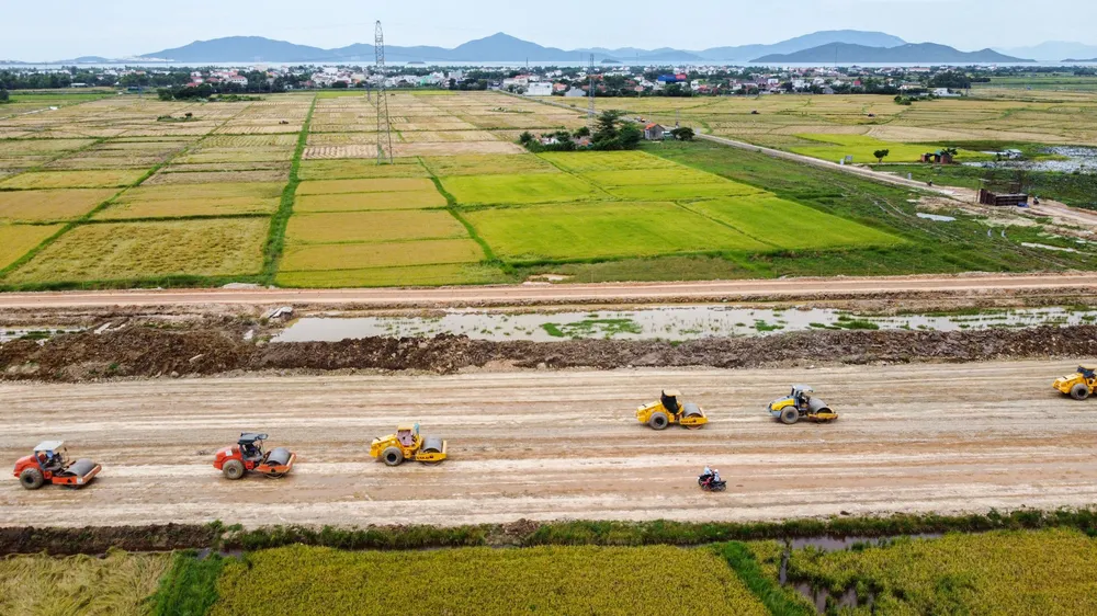 Dự án thành phần cao tốc đoạn Vân Phong - Nha Trang đang thi công Dự án thành phần cao tốc đoạn Vân Phong - Nha Trang đang thi công