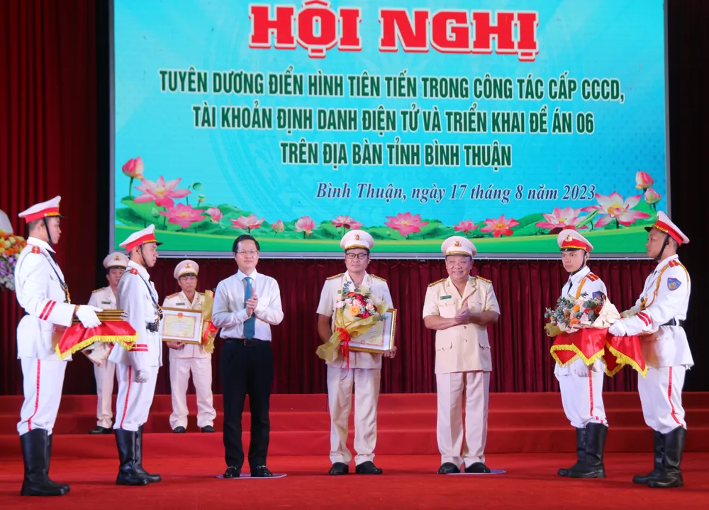 Ông Đoàn Anh Dũng, Chủ tịch UBND tỉnh Bình Thuận, Tổ trưởng Tổ công tác Đề án 06 của tỉnh và Đại tá Lê Quang Nhân, Giám đốc Công an tỉnh Bình Thuận trao bằng khen tuyên dương những tập thể, cá nhân xuất sắc Ông Đoàn Anh Dũng, Chủ tịch UBND tỉnh Bình Thuận, Tổ trưởng Tổ công tác Đề án 06 của tỉnh và Đại tá Lê Quang Nhân, Giám đốc Công an tỉnh Bình Thuận trao bằng khen tuyên dương những tập thể, cá nhân xuất sắc