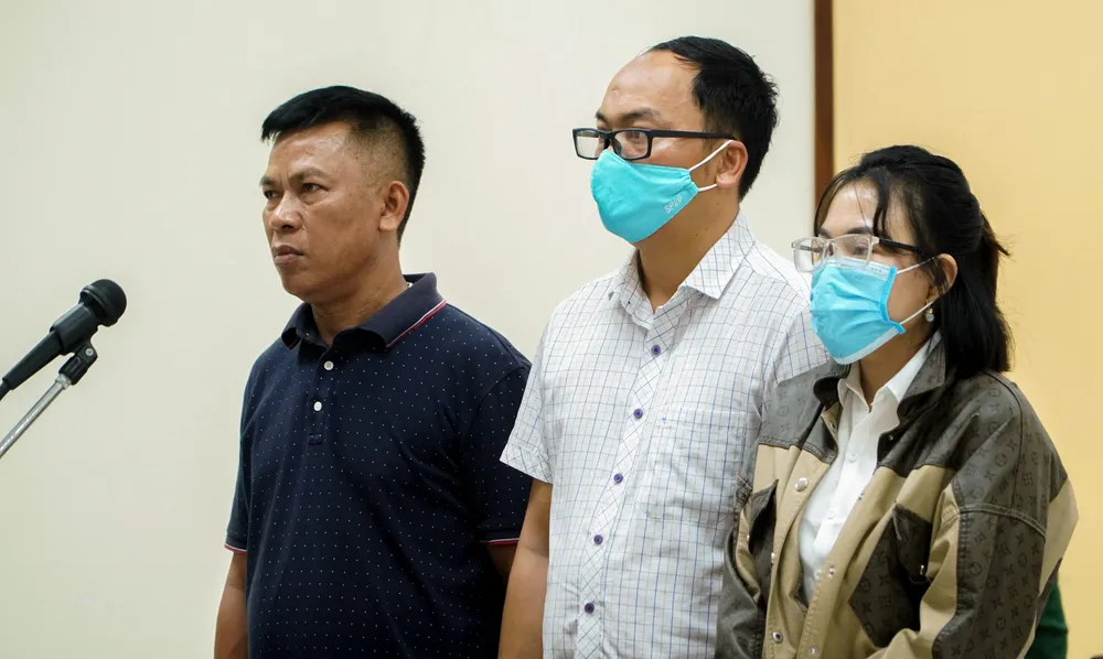 Từ trái qua, bị cáo Phạm Văn Võ, Hoàng Văn Minh và Huỳnh Thị Kim Hằng Từ trái qua, bị cáo Phạm Văn Võ, Hoàng Văn Minh và Huỳnh Thị Kim Hằng