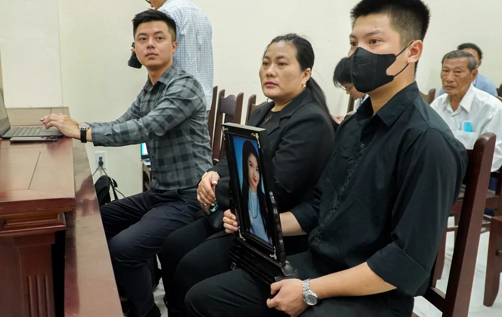Gia đình mang di ảnh nữ sinh đến phiên tòa sơ thẩm Gia đình mang di ảnh nữ sinh đến phiên tòa sơ thẩm