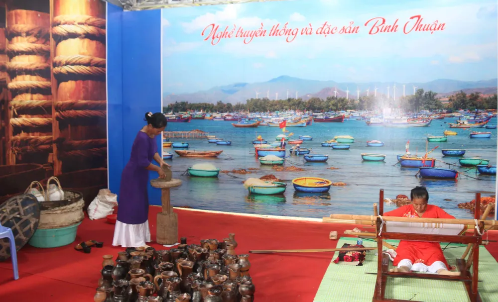 Trưng bày, trình diễn nghề làm gốm của người Chăm Bình Thuận