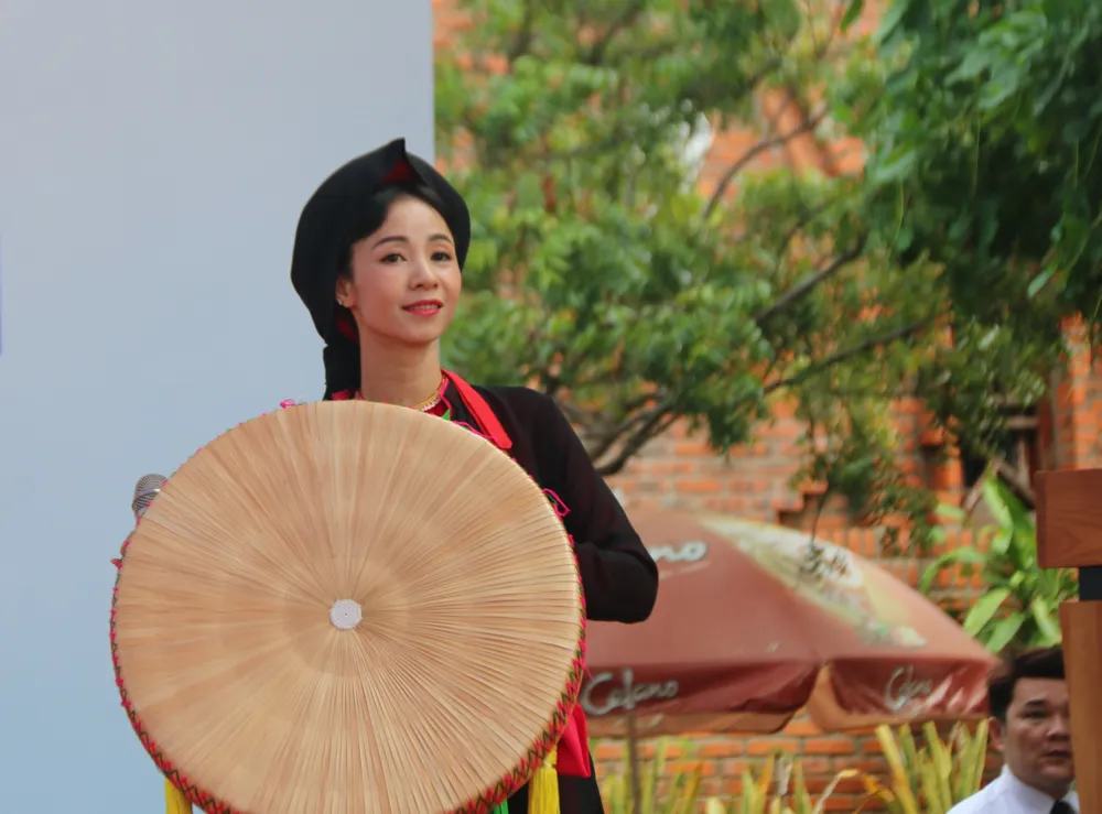 Trình diễn dân ca quan họ Bắc Ninh tại buổi triển lãm