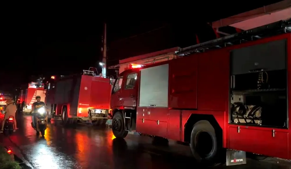 Lực lượng chữa cháy có mặt để xử lý vụ việc Lực lượng chữa cháy có mặt để xử lý vụ việc