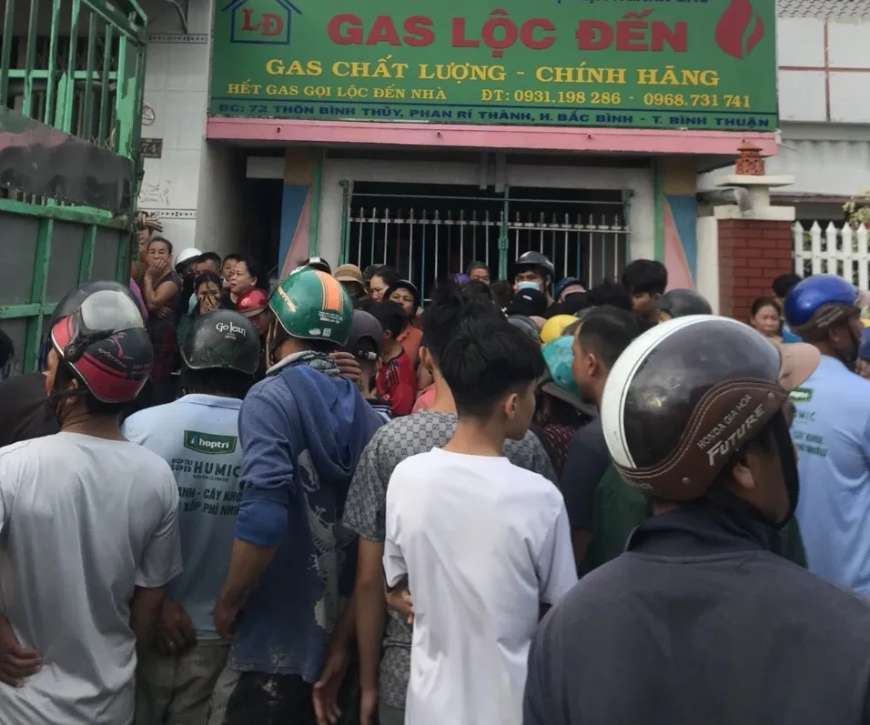 Rất đông người dân theo dõi hiện trường vụ tai nạn khiến đôi nam nữ tử vong. Ảnh: CTV Rất đông người dân theo dõi hiện trường vụ tai nạn khiến đôi nam nữ tử vong. Ảnh: CTV