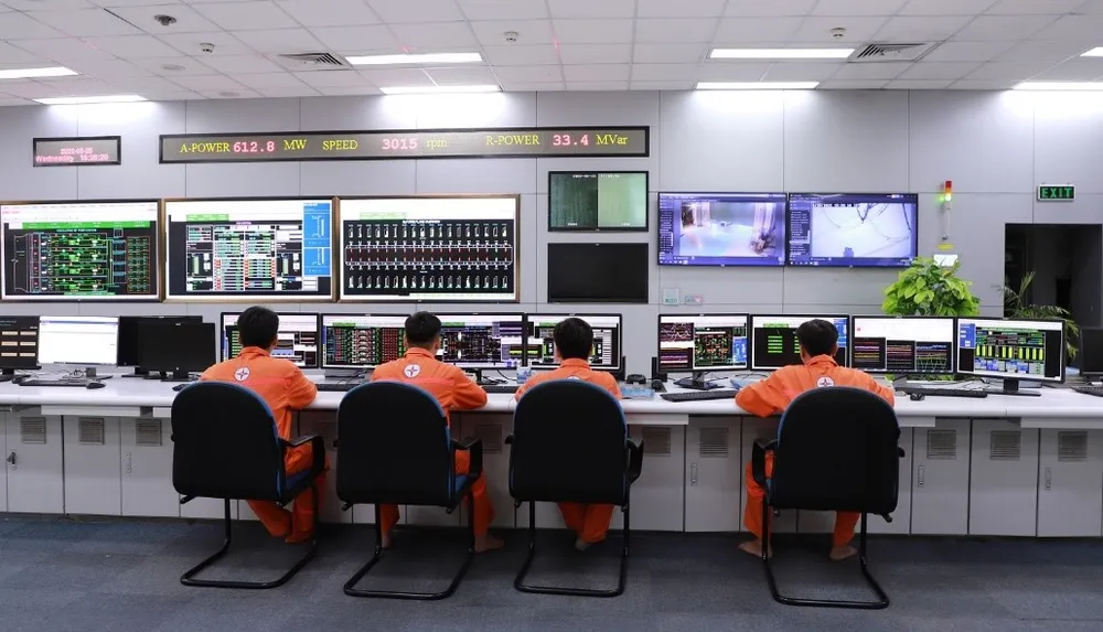Vận hành viên làm việc tại phòng điều khiển trung tâm Nhà máy Nhiệt điện Vĩnh Tân 2 Vận hành viên làm việc tại phòng điều khiển trung tâm Nhà máy Nhiệt điện Vĩnh Tân 2