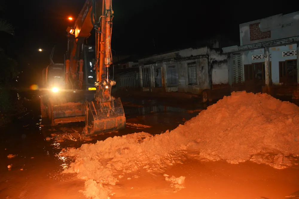 Các phương tiện dọn dẹp lượng cát đỏ tràn xuống đường Các phương tiện dọn dẹp lượng cát đỏ tràn xuống đường