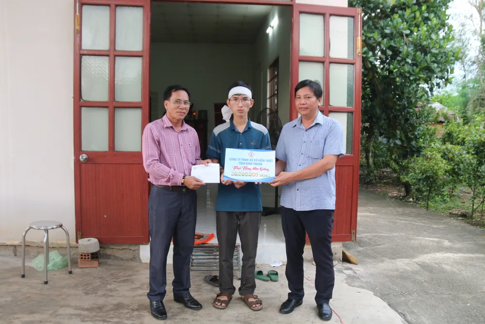 Đại diện Công ty TNHH MTV Xổ số kiến thiết Bình Thuận trao học bổng cho 2 anh em mồ côi sau vụ tai nạn Đại diện Công ty TNHH MTV Xổ số kiến thiết Bình Thuận trao học bổng cho 2 anh em mồ côi sau vụ tai nạn