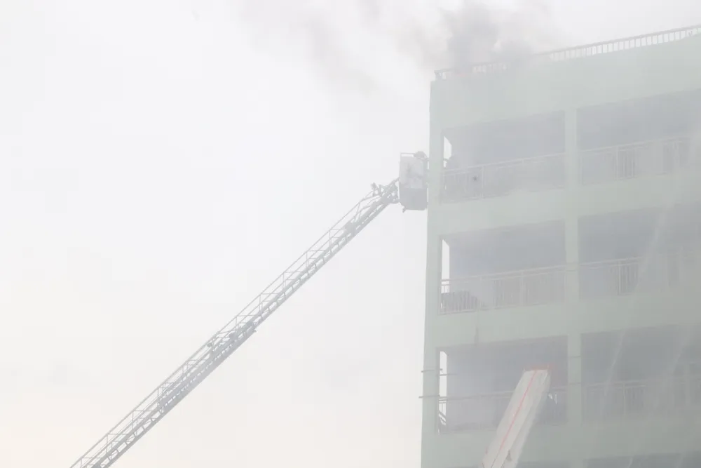 Sử dụng xe thang đưa người dân thoát khỏi đám cháy an toàn Sử dụng xe thang đưa người dân thoát khỏi đám cháy an toàn