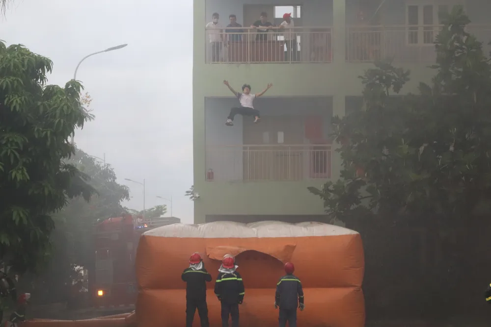 Người bị mắc kẹt nhảy xuống đệm hơi để thoát thân Người bị mắc kẹt nhảy xuống đệm hơi để thoát thân