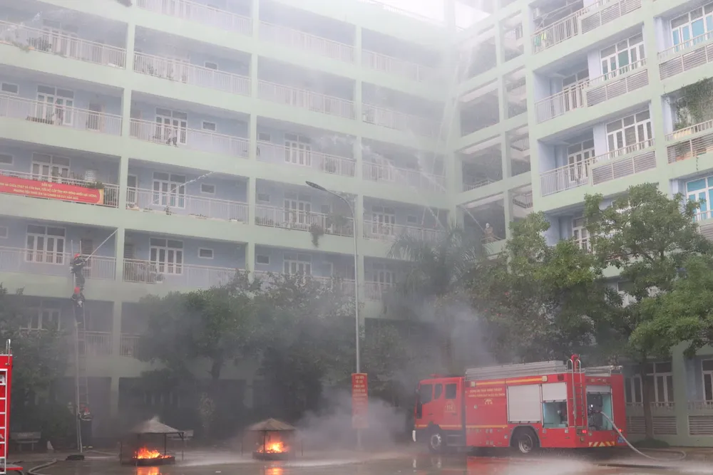 Tình huống cháy giả định xảy ra tại chung cư cao tầng Tình huống cháy giả định xảy ra tại chung cư cao tầng