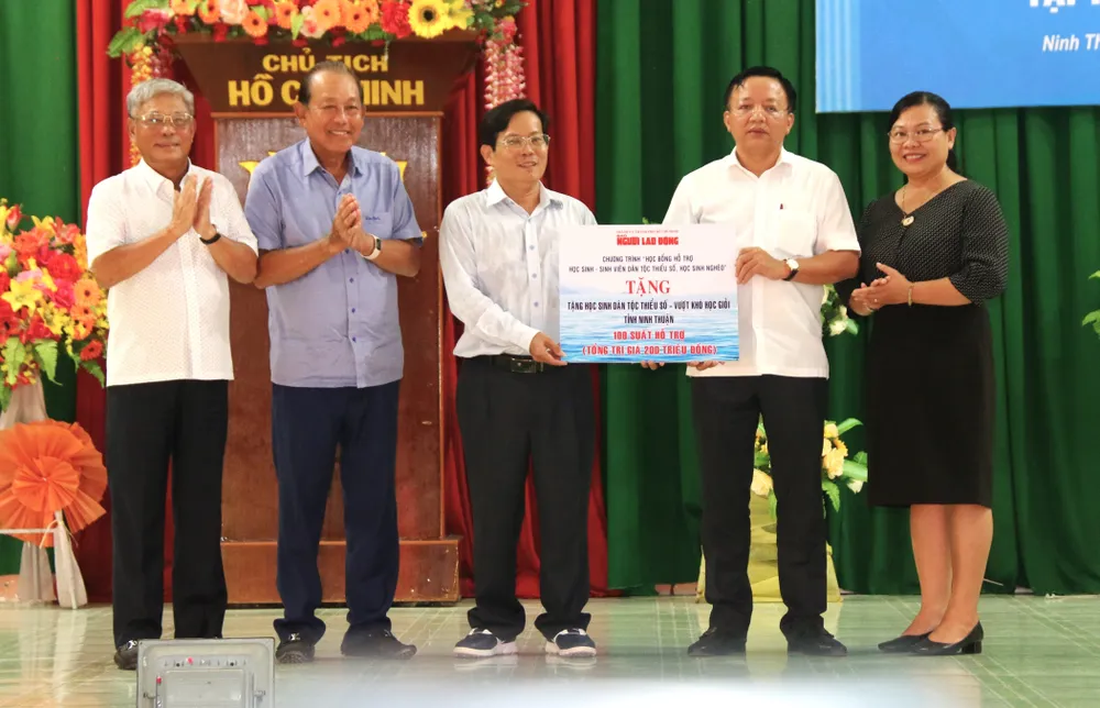 Ông Tô Đình Tuân, Tổng Biên tập Báo Người Lao Động trao bảng tượng trưng các suất học bổng cho lãnh đạo tỉnh Ninh Thuận