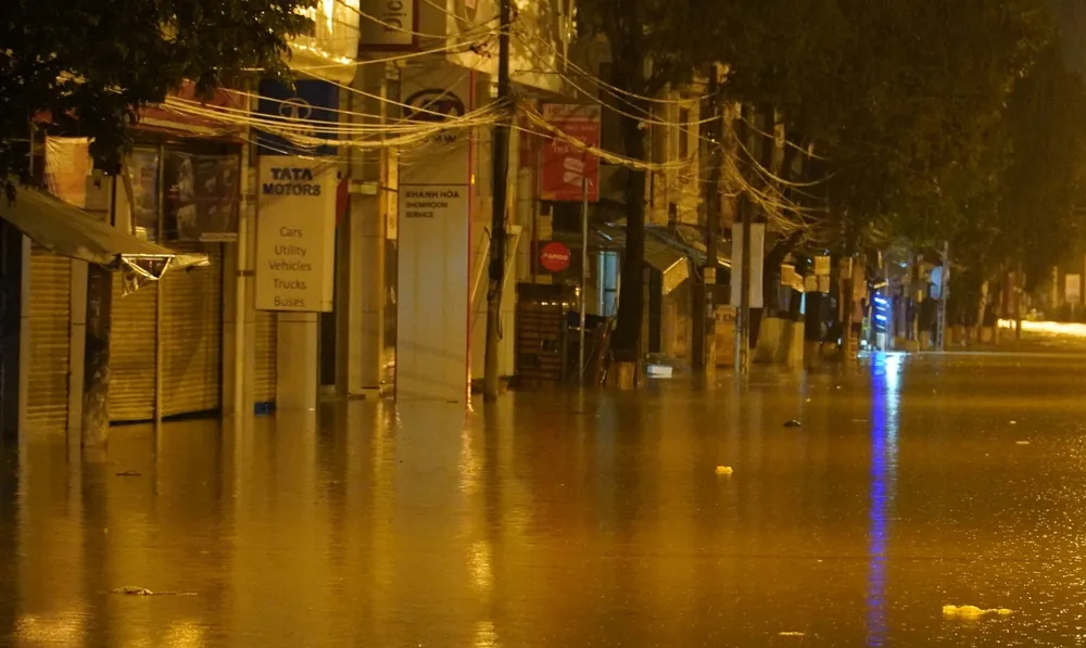 Trong đêm lượng nước tăng cao đột ngột, nhiều nơi ở tỉnh Khánh Hòa ngập sâu Trong đêm lượng nước tăng cao đột ngột, nhiều nơi ở tỉnh Khánh Hòa ngập sâu