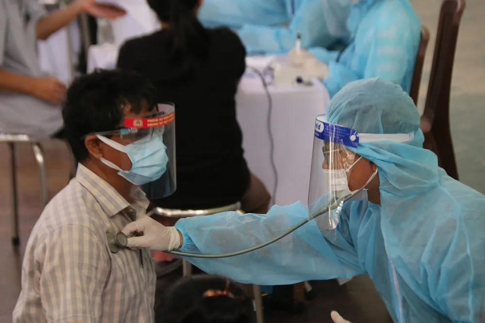 Lực lượng y tế thăm khám cho người dân trong đợt dịch Covid-19 Lực lượng y tế thăm khám cho người dân trong đợt dịch Covid-19