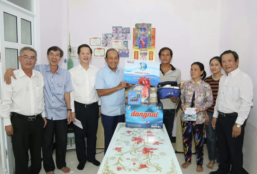 Đoàn công tác trao quà cho bà con ngư dân tỉnh Bình Thuận Đoàn công tác trao quà cho bà con ngư dân tỉnh Bình Thuận