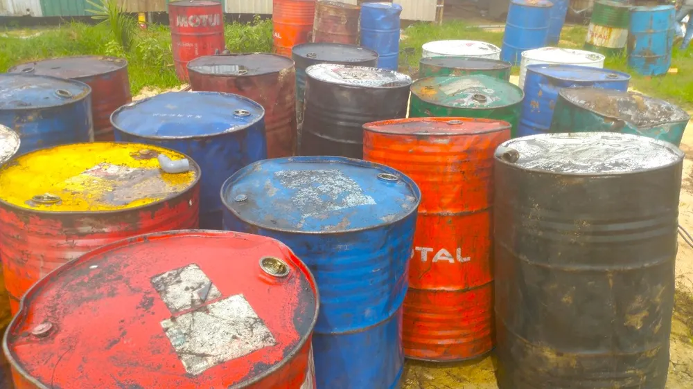 Hàng chục thùng phuy sắt chứa nhớt thải chưa xử lý. Ảnh: NGUYỄN TIẾN Hàng chục thùng phuy sắt chứa nhớt thải chưa xử lý. Ảnh: NGUYỄN TIẾN