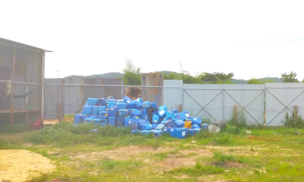 Hàng trăm can nhựa nằm la liệt. Ảnh: NGUYỄN TIẾN Hàng trăm can nhựa nằm la liệt. Ảnh: NGUYỄN TIẾN