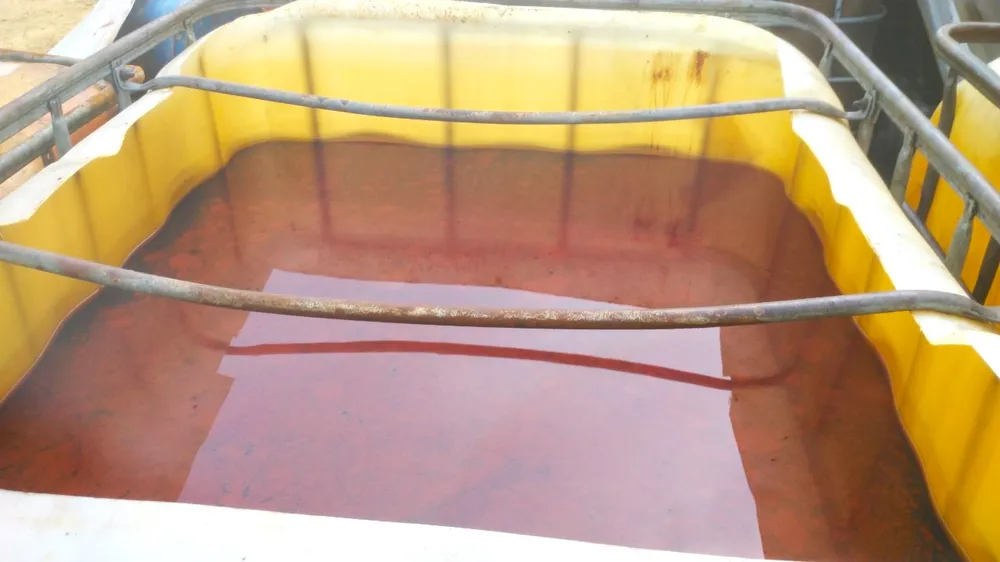 Bồn nhựa chứa dầu nhớt thải. Ảnh: NGUYỄN TIẾN Bồn nhựa chứa dầu nhớt thải. Ảnh: NGUYỄN TIẾN