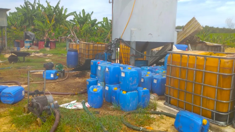 Cơ sở tái chế dầu nhớt quy mô lớn, rộng hàng ngàn mét vuông. Ảnh: NGUYỄN TIẾN Cơ sở tái chế dầu nhớt quy mô lớn, rộng hàng ngàn mét vuông. Ảnh: NGUYỄN TIẾN