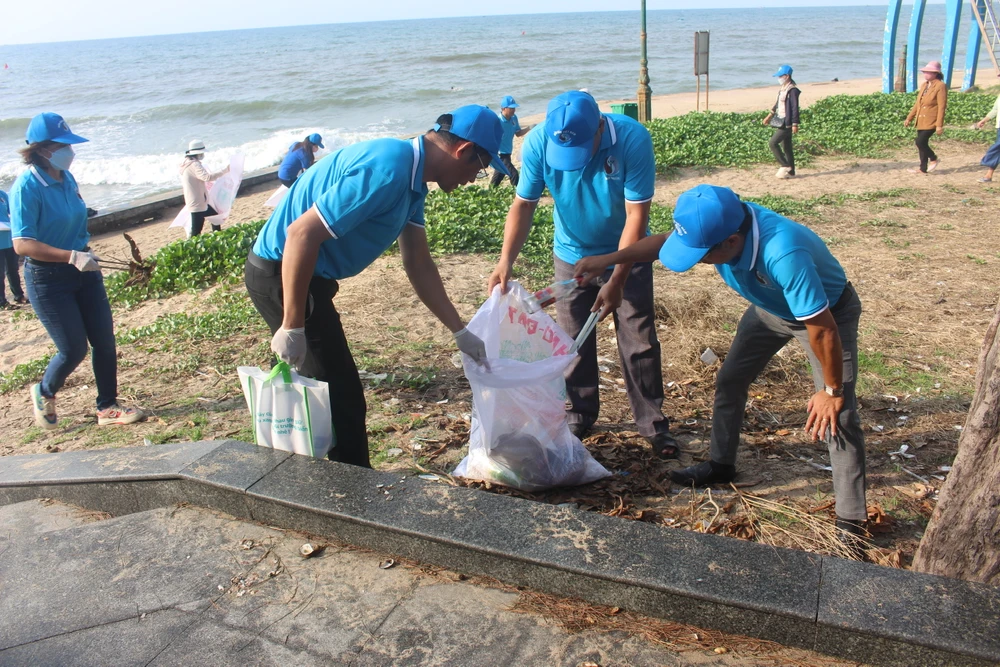 Lãnh đạo địa phương cùng đoàn viên, thanh niên tham gia dọn dẹp rác thải trên bờ biển