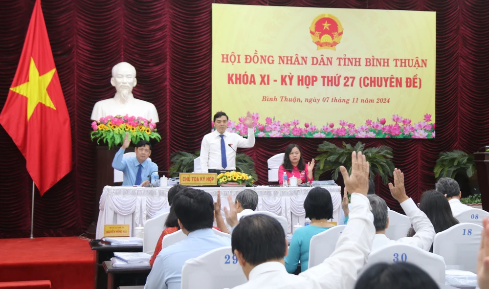Đồng chí Nguyễn Hoài Anh, Bí thư Tỉnh ủy, Chủ tịch HĐND tỉnh Bình Thuận cùng các đại biểu tham dự kỳ họp hdnd.JPG
