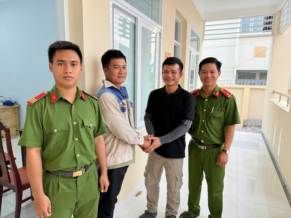 Đại diện gia đình chị Trang nhận lại số tiền 500 triệu đồng chuyển nhầm qua tài khoản của anh Khoa 1000010349.jpg